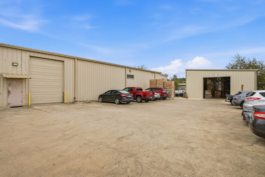 More Photos Of 315 N Park Dr, San Antonio Warehouse For Sale