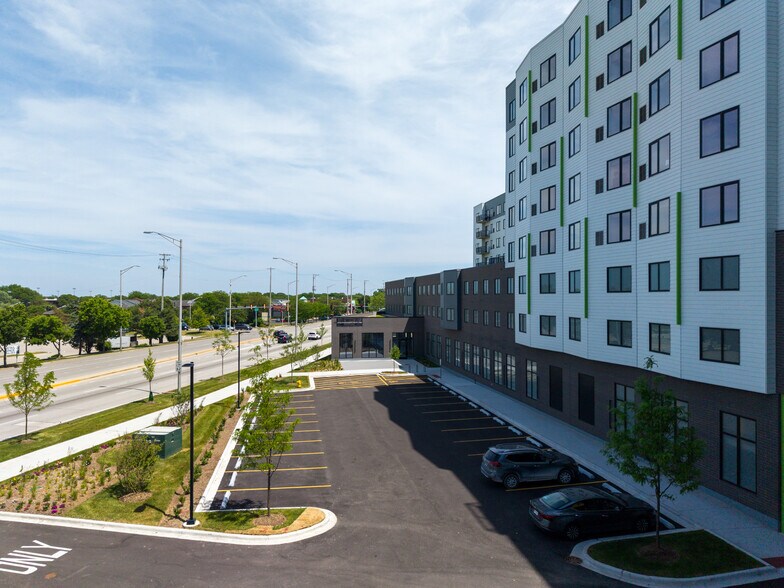 More Photos Of 25 E Algonquin Rd, Arlington Heights Apartments For Lease