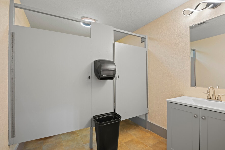 More Photos Of 2810 E Spencer Lake Rd, Shelton General Retail For Sale