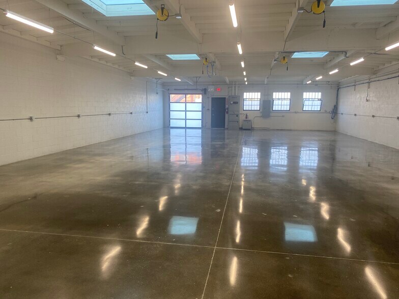 More Photos Of 126 Arena St, El Segundo Showroom For Lease