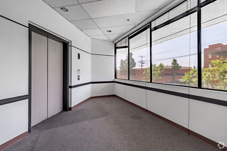 More Photos Of 2711-2717 Winona Ave, Burbank Research And Development For Sale