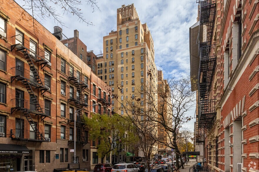 More Photos Of 201 W 16th St, New York Apartments For Lease