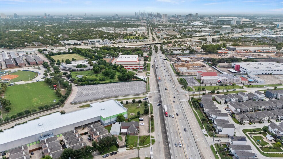 More Photos Of 10400 Main St, Houston Showroom For Lease