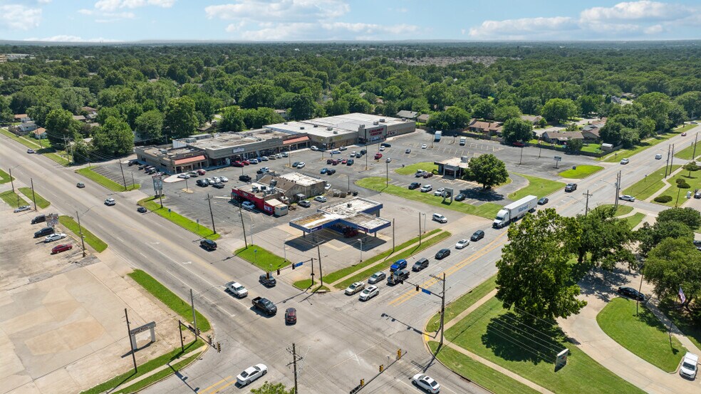 More Photos Of 701-725 W Washington St, Broken Arrow General Retail For Sale