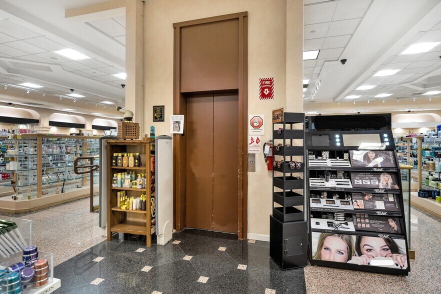 More Photos Of 12640 Riverside Dr, Valley Village Storefront Retail Office For Sale