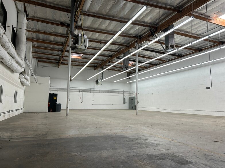 More Photos Of 6025 Yolanda Ave, Tarzana Warehouse For Lease