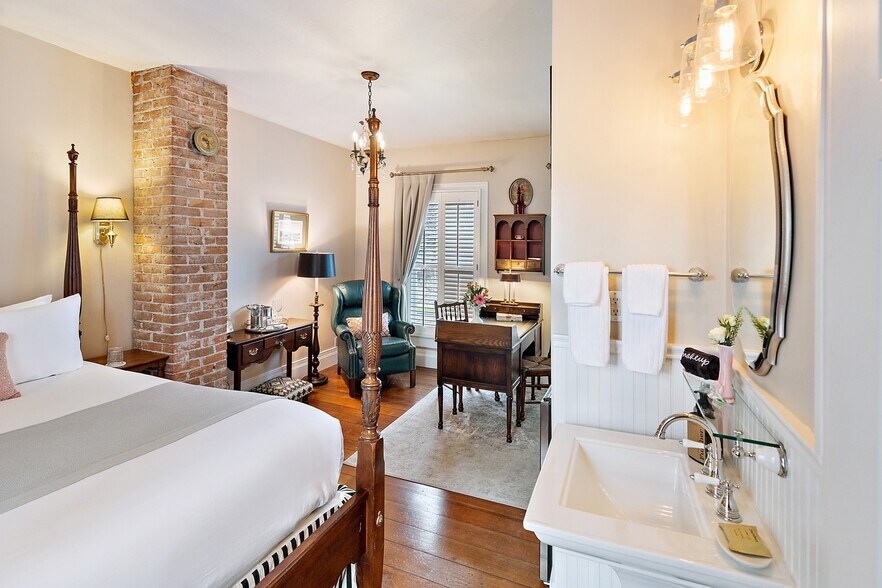 More Photos Of 240 E California St, Jacksonville Hotel For Sale