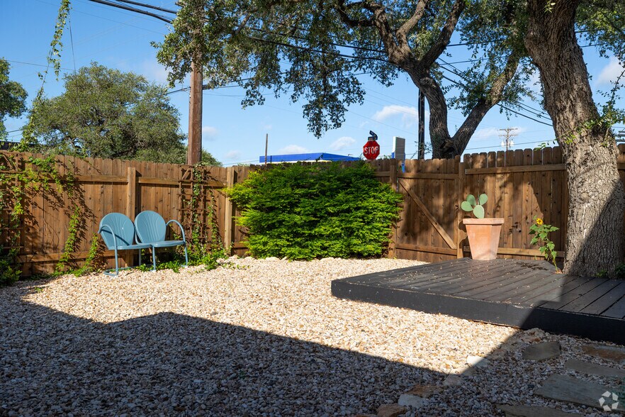 More Photos Of 902 Main St, Blanco Office Residential For Sale