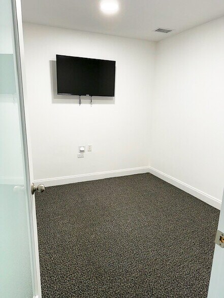 More Photos Of 8335-8349 NW 64th St, Miami Light Distribution For Sale