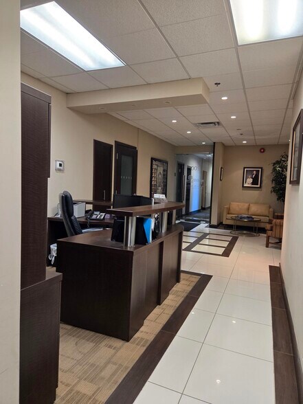 More Photos Of 4360 Ch de la Côte-de-Liesse, Mt Royal Showroom For Lease
