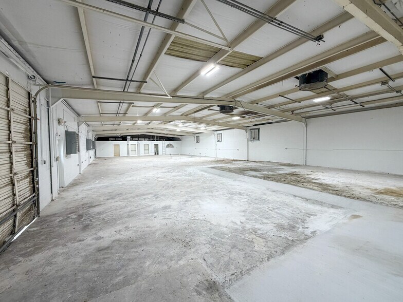 More Photos Of 1111 Paulsun St, San Antonio Light Manufacturing For Lease