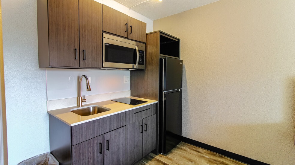 More Photos Of 110 E Highway 6, Alvin Hotel For Sale