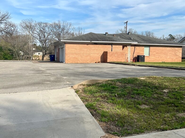 More Photos Of 1101 S Main St, Lindale Medical For Sale
