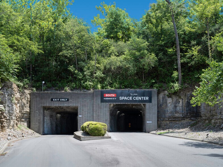 More Photos Of 1500 Geospace Dr, Independence Warehouse For Lease