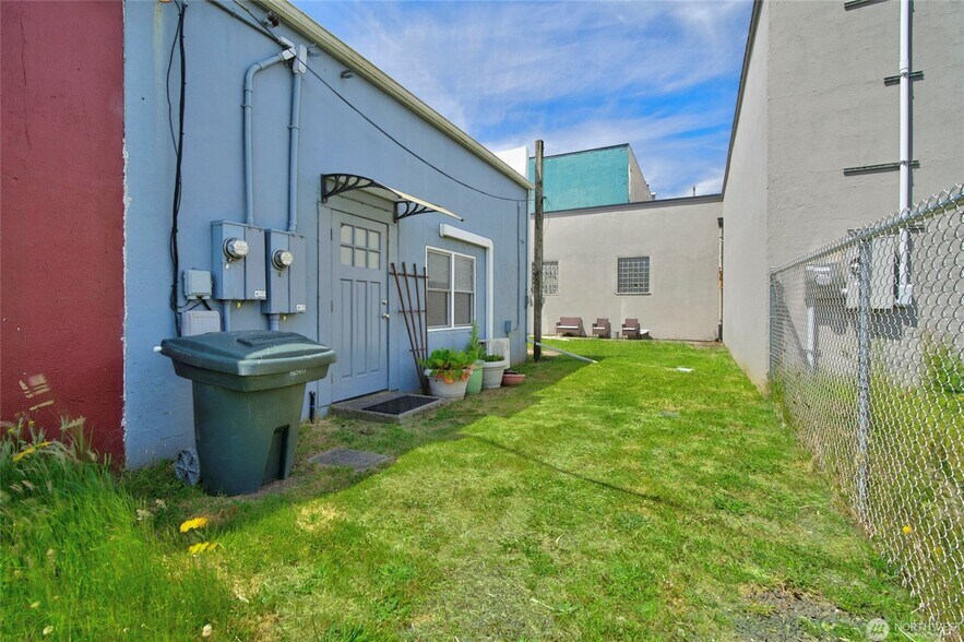 More Photos Of 112 1st Ave S, Ilwaco Storefront For Sale