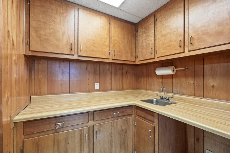 More Photos Of 2233 Garden Rd, Pearland Warehouse For Lease