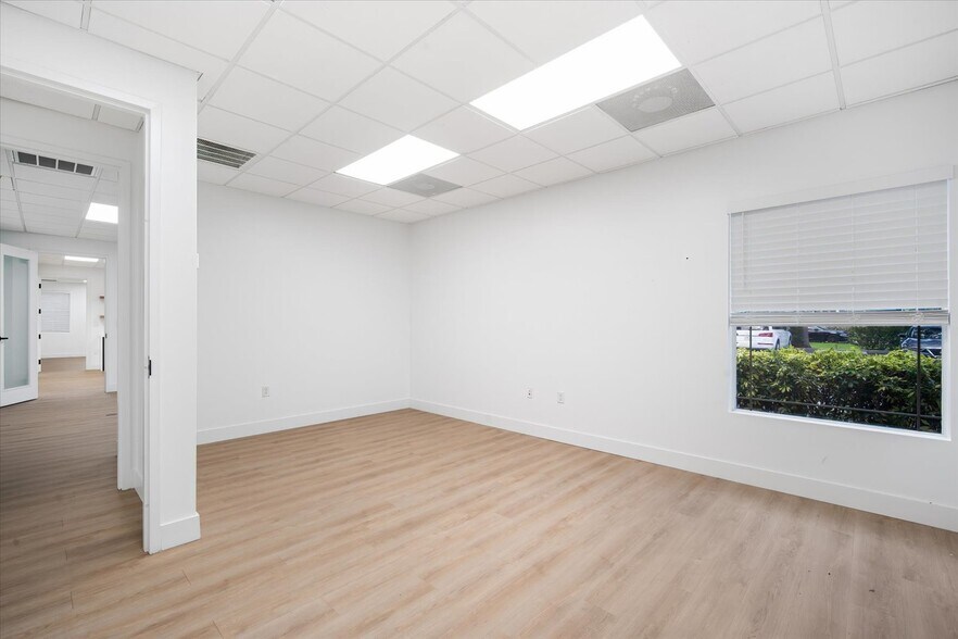 More Photos Of 8626 N Himes Ave, Tampa Medical For Sale