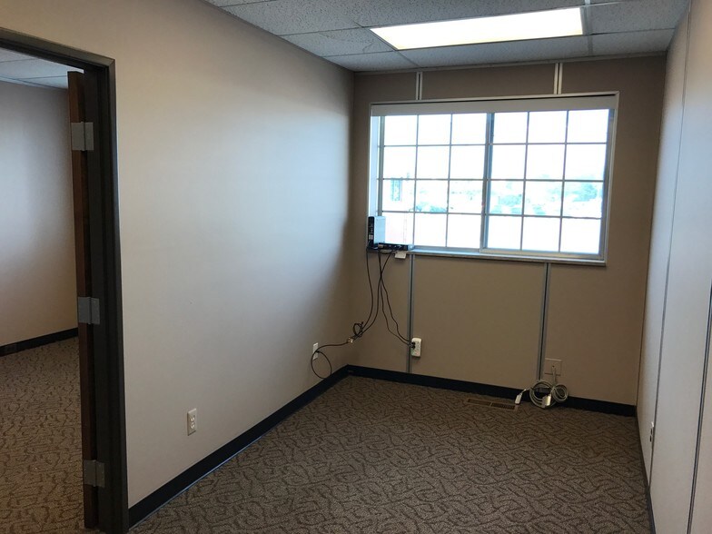 More Photos Of 2820 W Maple Rd, Troy Office For Lease