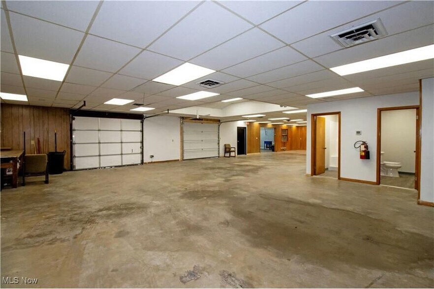 More Photos Of 390 E Wood St, Shreve Flex For Sale