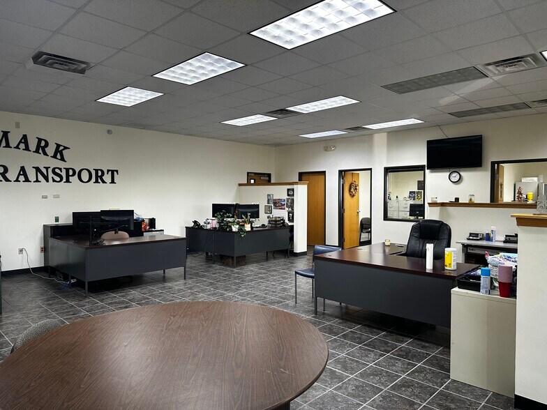 More Photos Of 302 Thunder Rd, Duenweg Warehouse For Lease