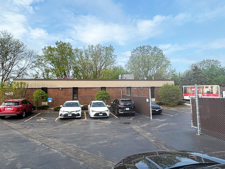 More Photos Of 1680 N Delany Rd, Gurnee Office For Sale