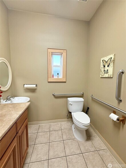 More Photos Of 509 Okoma Dr, Omak Office For Sale