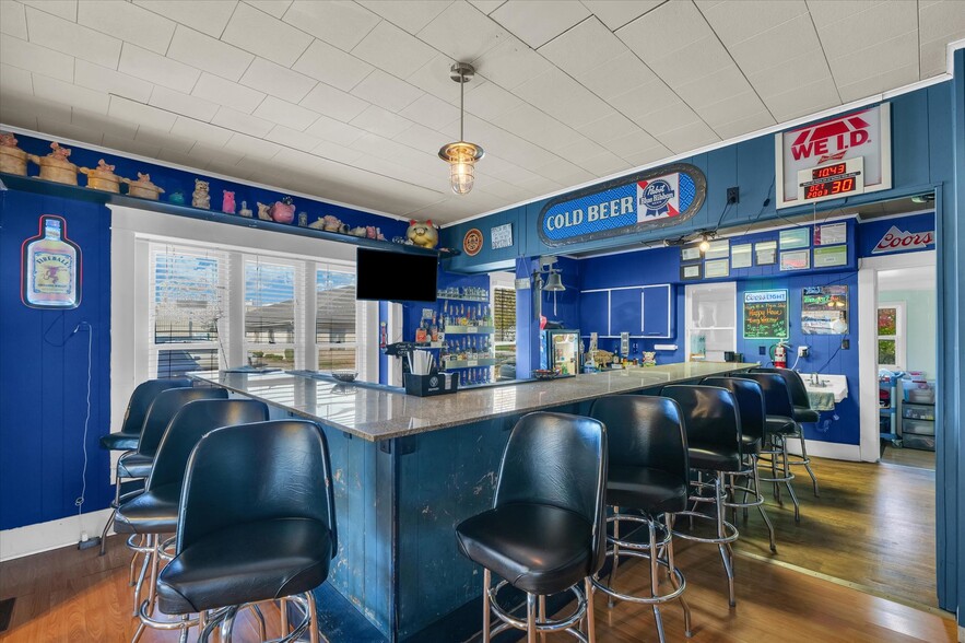 More Photos Of 207 E Main St, Toledo Bar For Sale