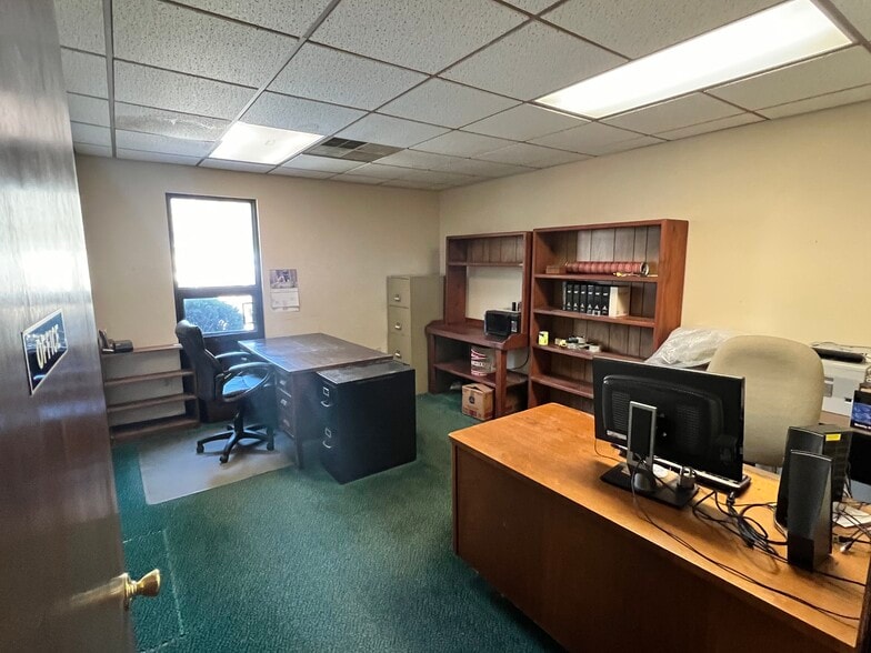 More Photos Of 413 W Chatham St, Cary Flex For Lease