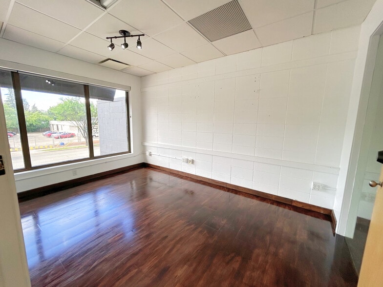 More Photos Of 7505 104th St, Edmonton Storefront Retail Office For Lease