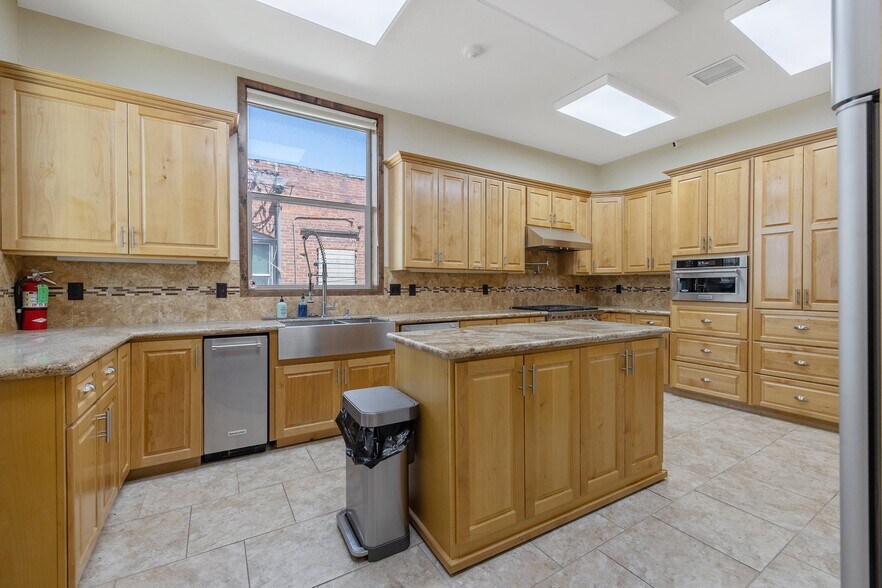 More Photos Of 128 S E St, Exeter Storefront For Sale