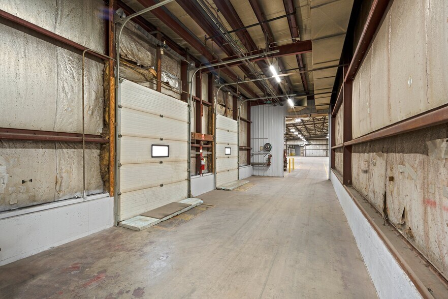 More Photos Of 815-925 E Albert Dr, Manitowoc Warehouse For Lease