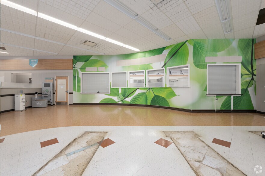 More Photos Of 735 N Water St, Uhrichsville General Retail For Sale