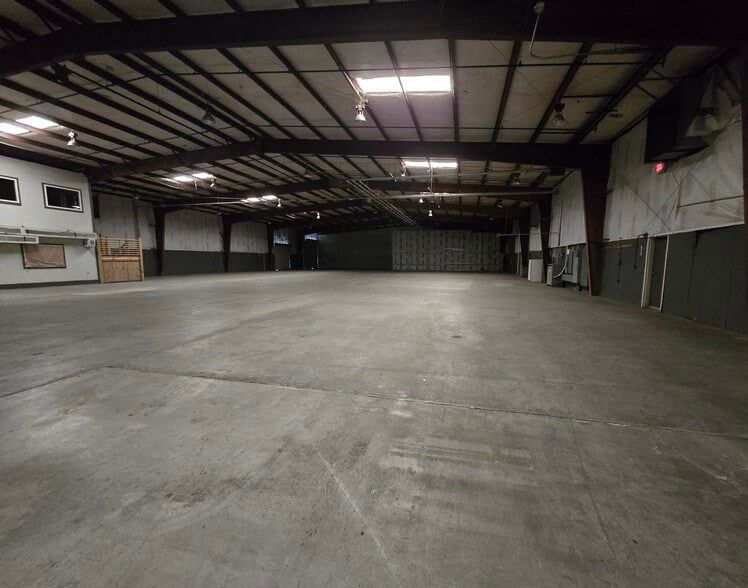 More Photos Of 913 Cobb Pky N, Marietta Warehouse For Lease