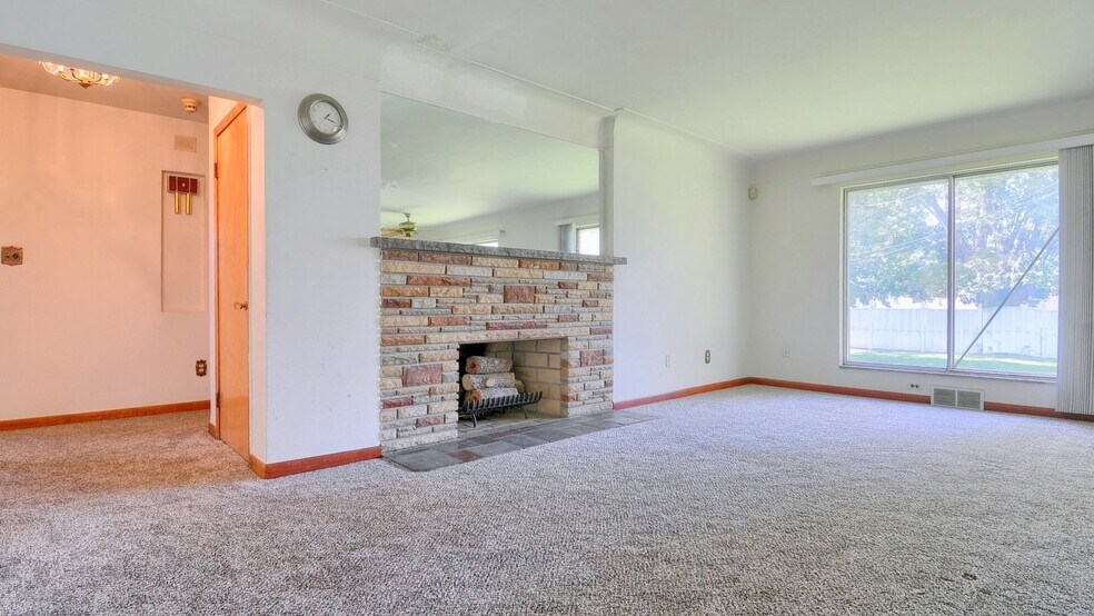 More Photos Of 42431 Mound Rd, Sterling Heights Storefront For Sale