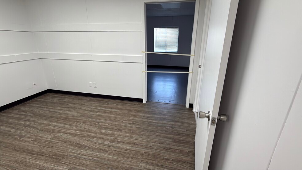 More Photos Of 3911 Woodbury Dr, Austin Warehouse For Lease