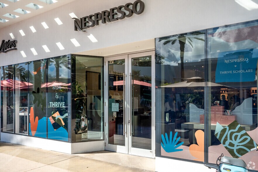 More Photos Of 643-657 Lincoln Rd, Miami Beach Storefront For Lease