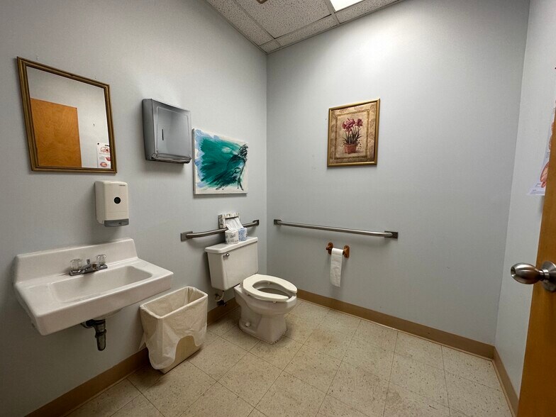 More Photos Of 811 N Macomb St, Monroe Office For Sale