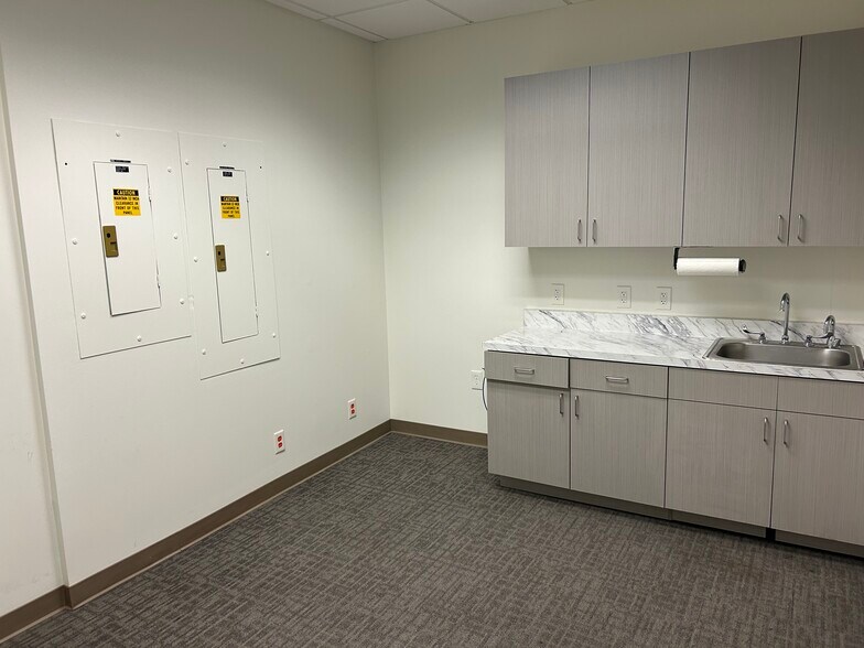 More Photos Of 25134 Rye Canyon Loop, Valencia Office For Lease