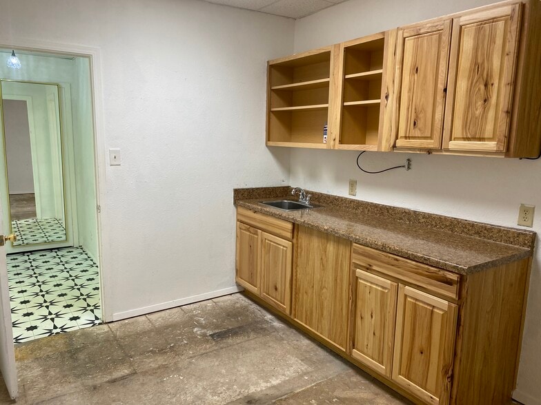 More Photos Of 2301 Midwestern Pky, Wichita Falls Unknown For Lease
