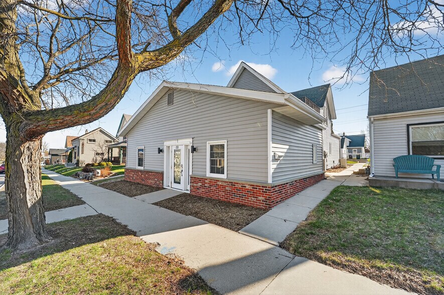 More Photos Of 533 S Main St, West Bend Office For Sale