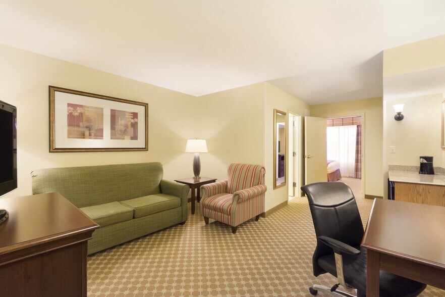 More Photos Of 130 Holiday Blvd, Covington Hotel For Sale