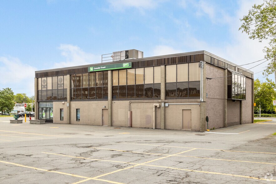 More Photos Of 201-203 Boul Hymus, Pointe-claire Bank For Lease
