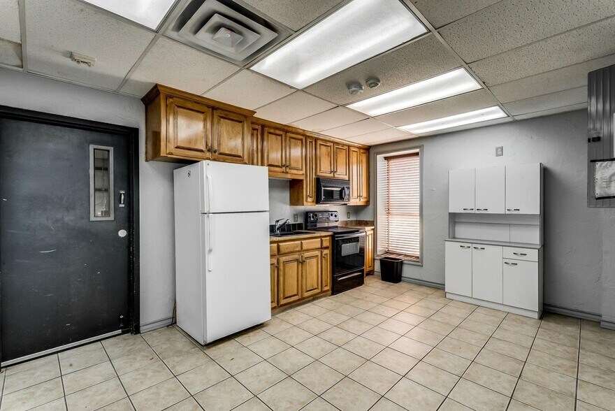 More Photos Of 2217 Old Dennis Rd, Weatherford Service For Sale