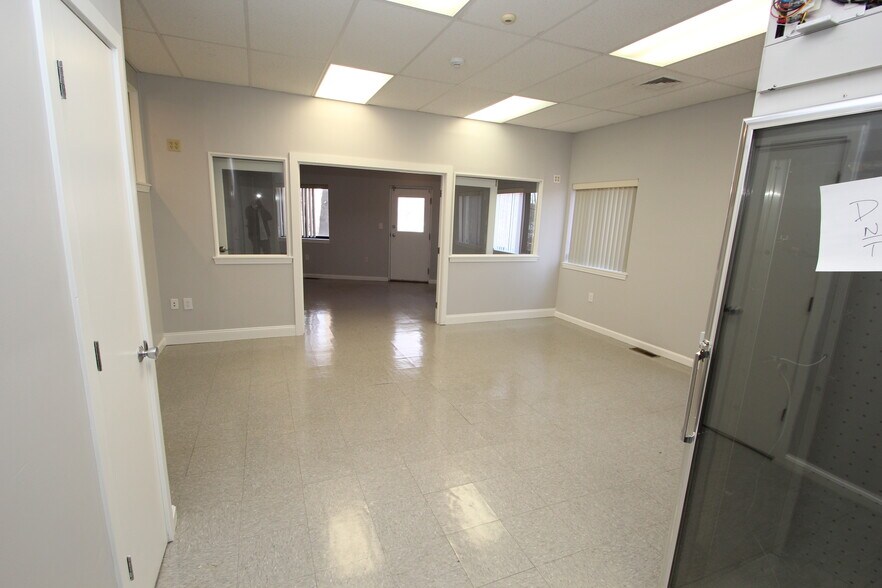 More Photos Of 87 Main St, North Reading Light Manufacturing For Sale