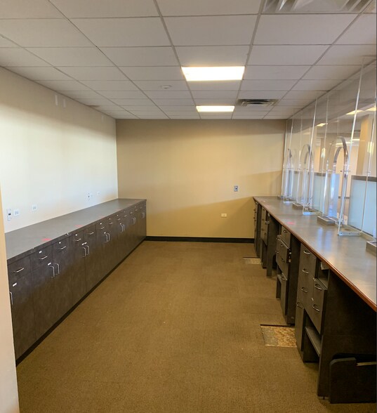 More Photos Of 3948-3954 N Sheridan Rd, Chicago Bank For Lease