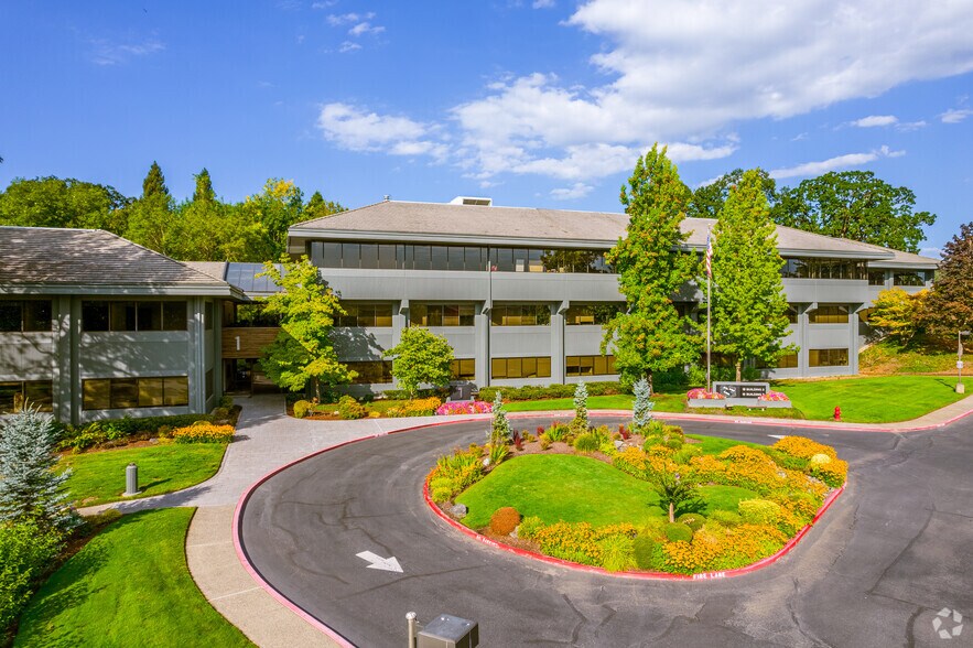 More Photos Of 4949 Meadows Rd, Lake Oswego Unknown For Lease