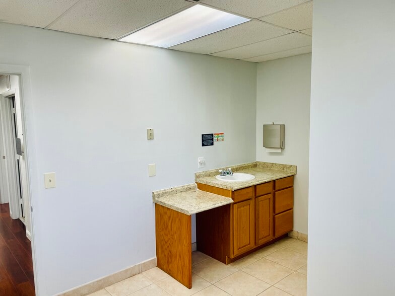 More Photos Of 2201 NE 52nd St, Lighthouse Point Medical For Sale