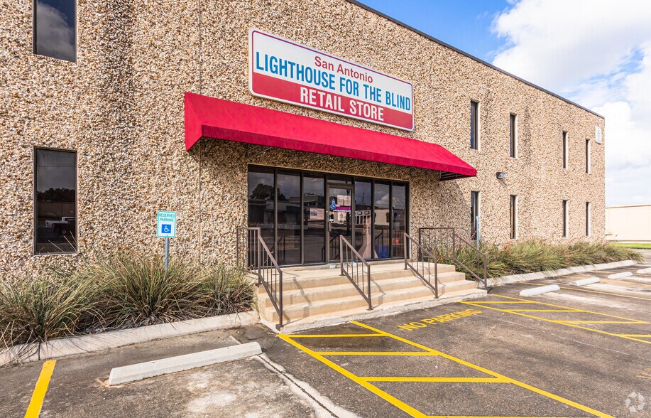 More Photos Of 101 E Nakoma St, San Antonio Showroom For Lease