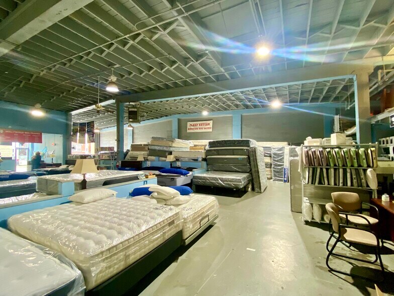 More Photos Of 1621-1637 SE Hawthorne Blvd, Portland Storefront For Sale