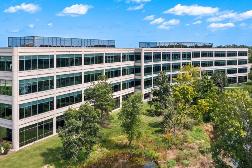 More Photos Of 100 S Saunders Rd, Lake Forest Office For Lease